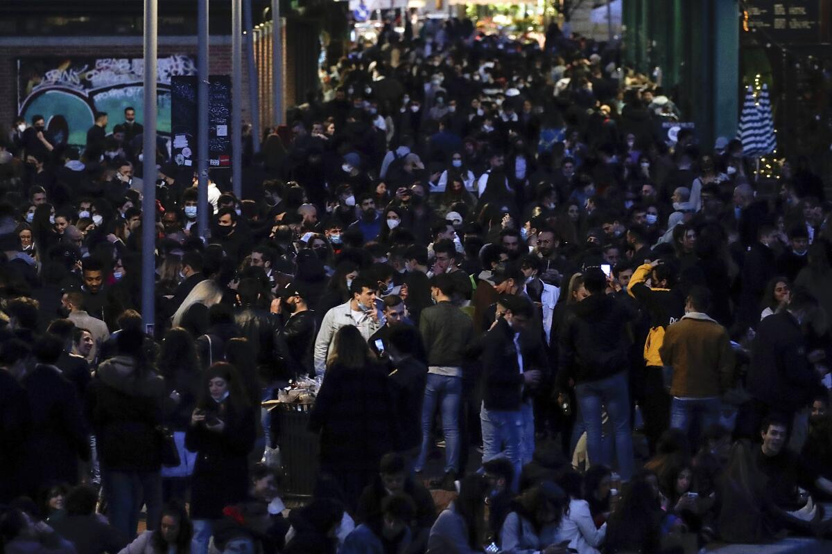 la gente se congrega en la Darsena dei Navigli, en Milán, Italia. 