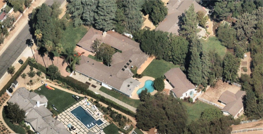 Une vue aérienne d'un complexe équestre que Simon Cowell a vendu pour 3.6 millions de dollars.