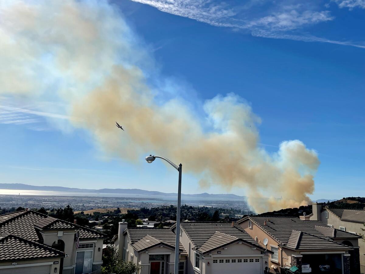 Kebakaran terjadi di seluruh negara bagian saat California memasuki akhir pekan berbahaya yang dipenuhi angin kering dan kencang