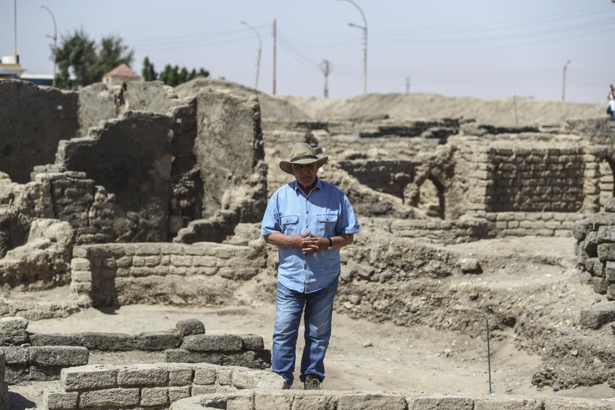 El arquéologo Zahi Hawass conversa con los reporteros en una ciudad perdida de 3.000 años de antigüedad 