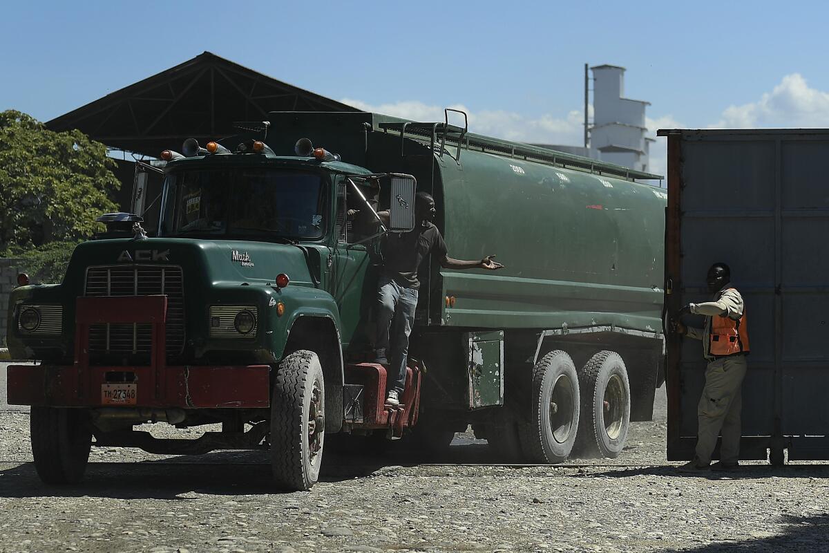 Un camión cisterna vacío llega a una terminal para recargar combustible y distribuirlo 