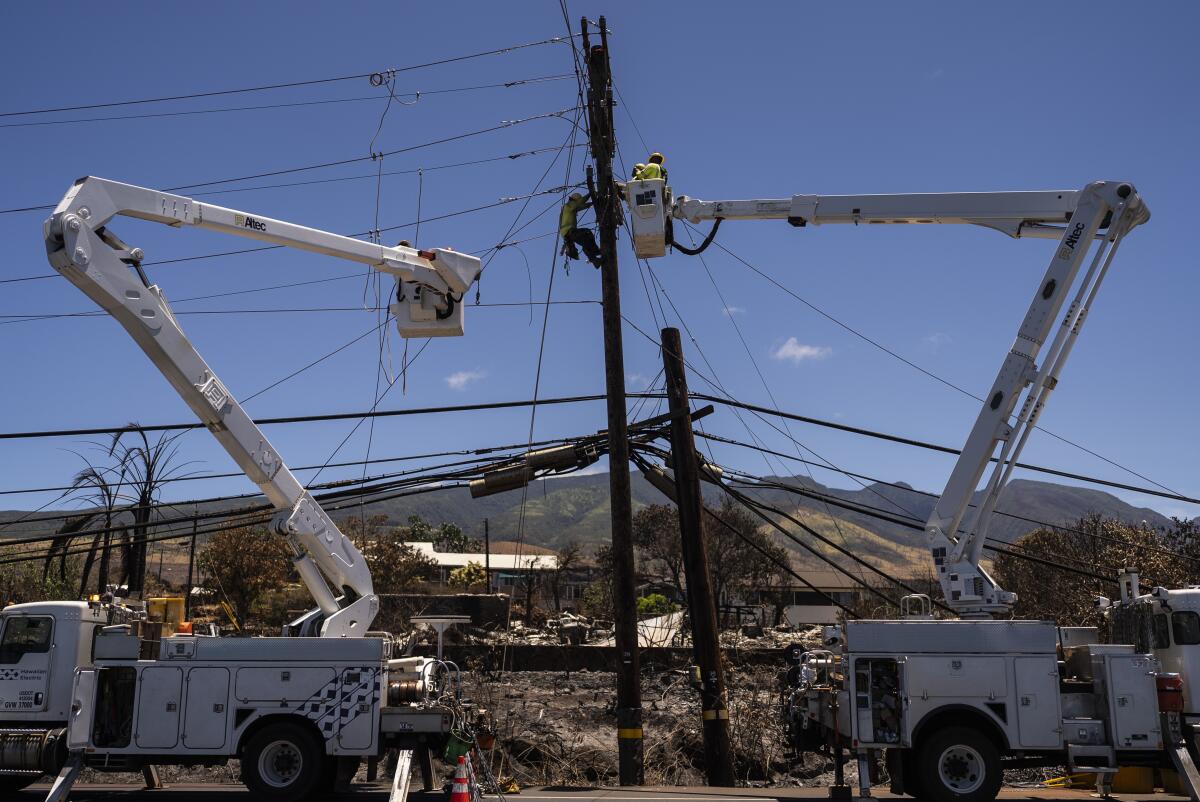 Operarios trabajan en el tendido eléctrico tras un devastador incendio en Lahaina, Hawai, el 17 de agosto de 2023. 