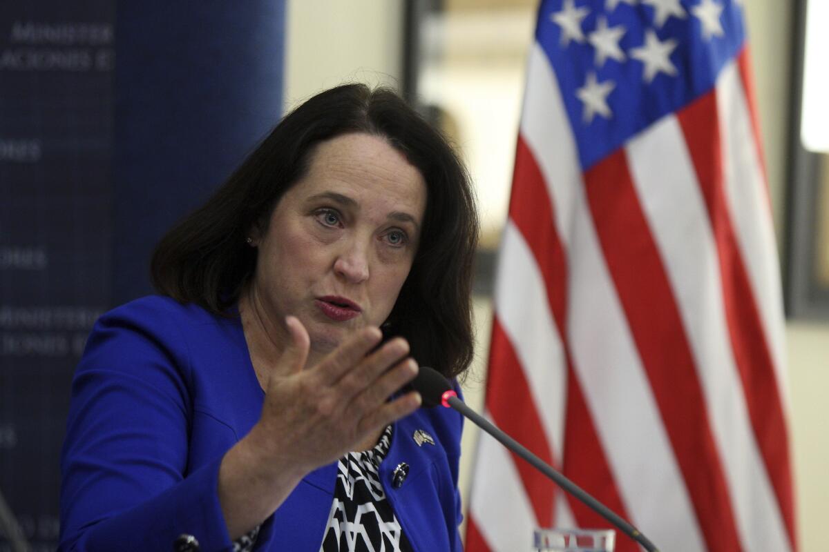 La embajadora de Estados Unidos en El Salvador, Jean Elizabeth Manes, conversa con los medios en San Salvador