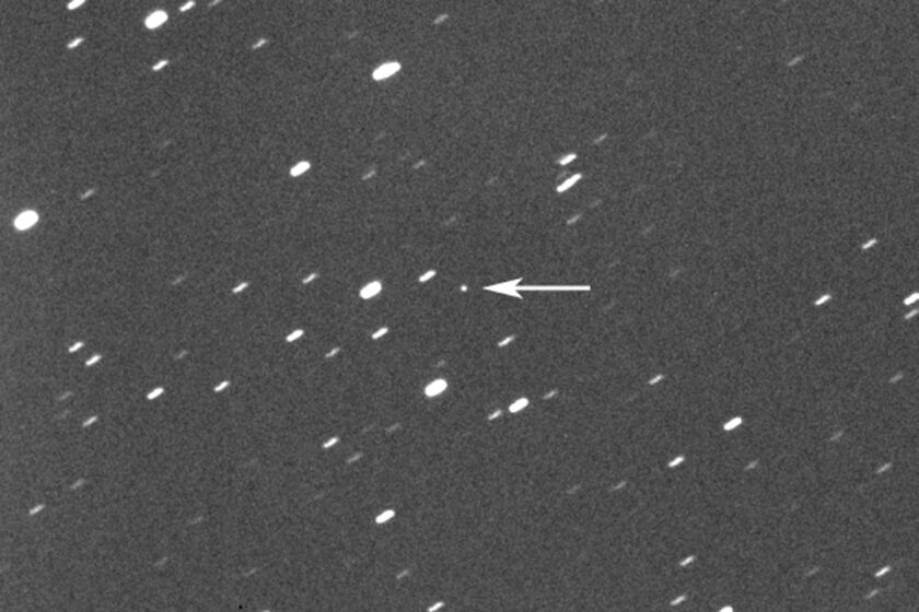 Esta fotografía proporcionada por Gianluca Masi muestra al asteroide 2023 DZ2, señalado por una flecha en el centro de la imagen, a unos 1,8 millones de kilómetros (1,1 millones de millas) de distancia de la Tierra, el 22 de marzo de 2023. (Gianluca Masi/Virtual Telescope Project vía AP)