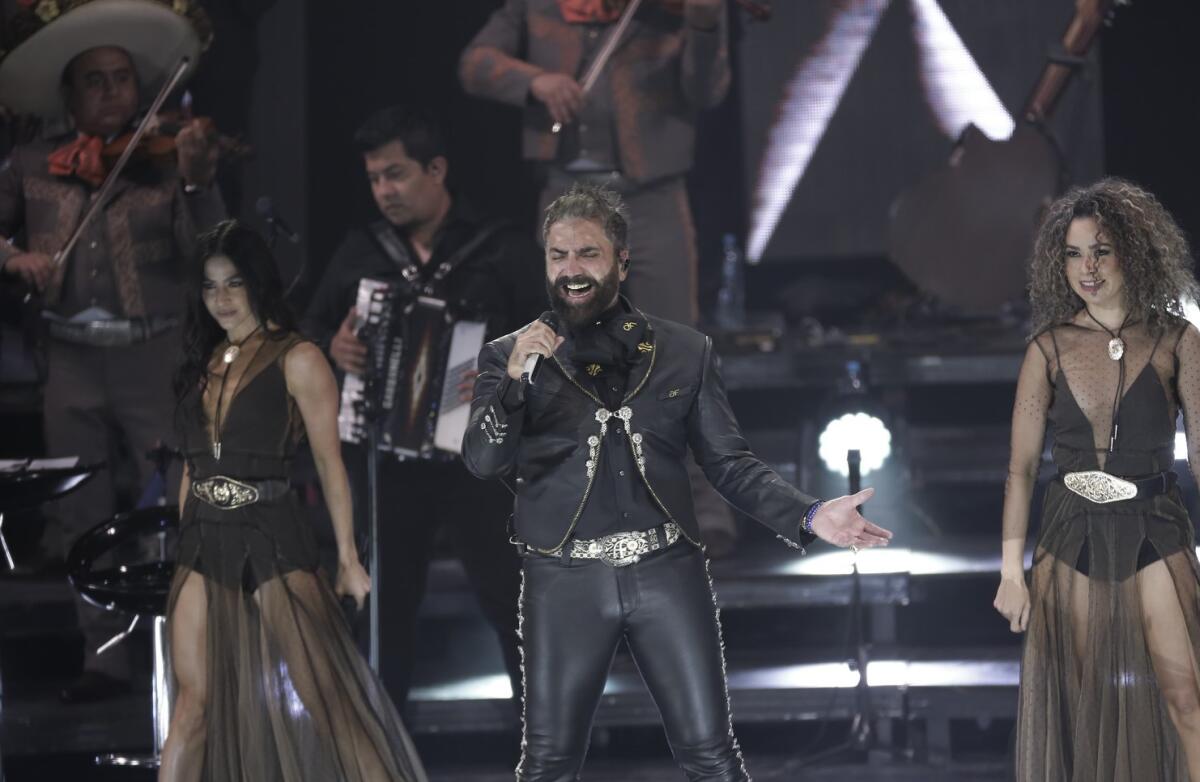 Alejandro Fernández brindó un emotivo concierto en el que rodaron las lágrimas, tras el reciente fallecimiento de su padre.