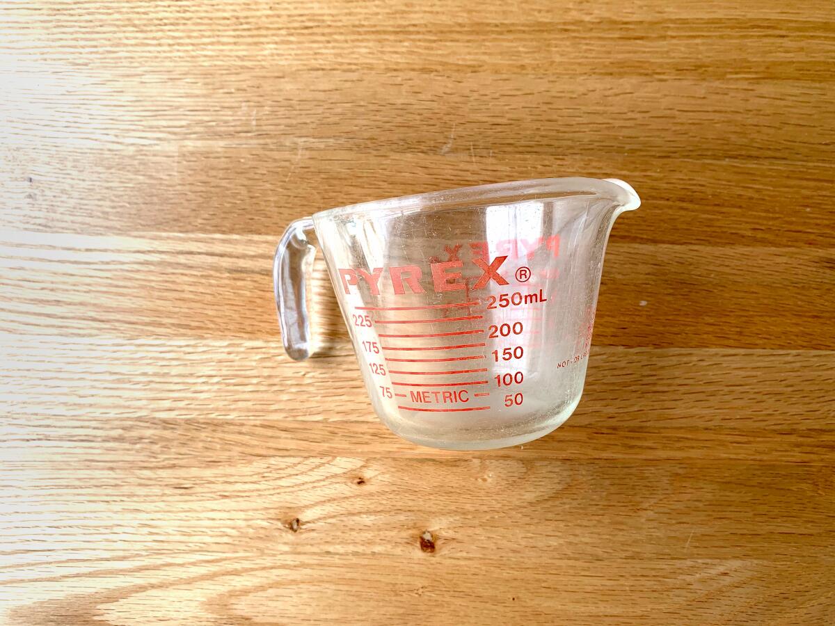 A glass Pyrex liquid measuring cup.