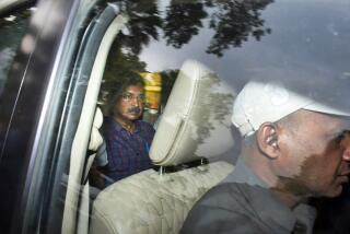Arvind Kejriwal, líder del Partido Aam Admi, o Partido del Hombre Común, izquierda, baja de un auto después de que un tribunal extendió su arresto cuatro días más en Nueva Delhi, India, el jueves 28 de marzo de 2024. (AP Foto/Dinesh Joshi)