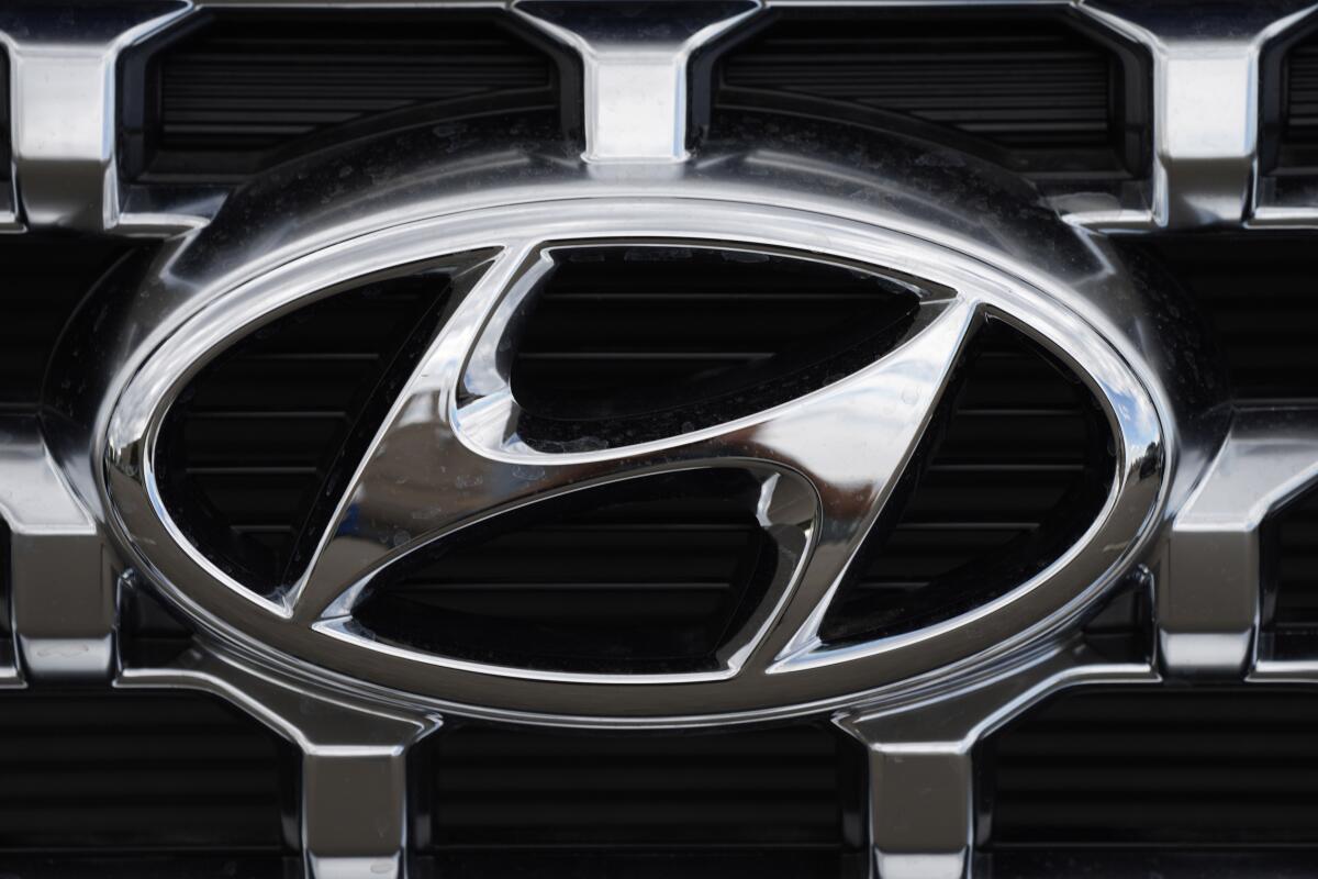 Esta fotografía del domingo 12 de septiembre de 2021 muestra el logotipo de la compañía Hyundai, 