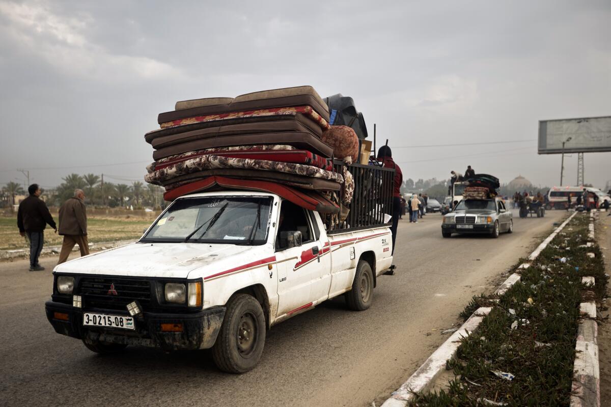Palestinos huyen de la ofensiva terrestre israelí en Jan Yunis, Franja de Gaza, el 27 de diciembre de 2023.