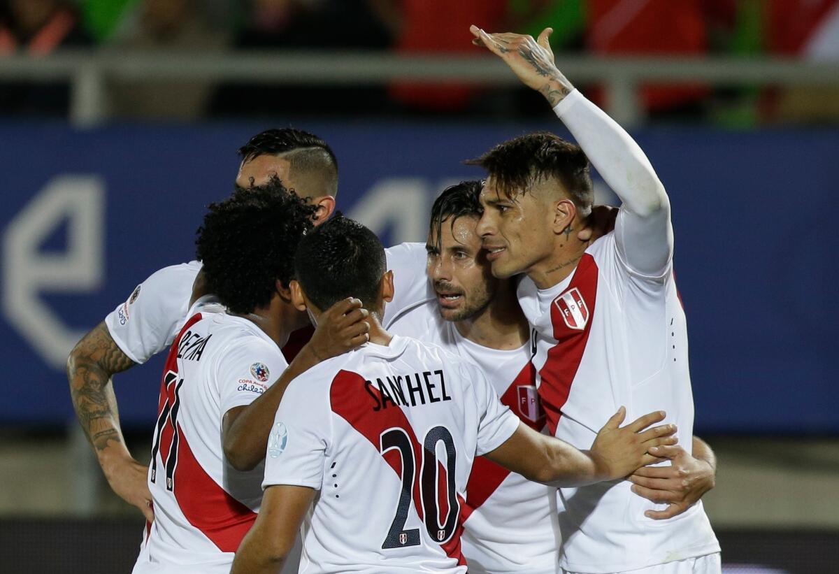 El peruano Claudio Pizarro (segundo desde la derecha) es felicitado por sus compañeros tras anotar contra Venezuela en la Copa América.
