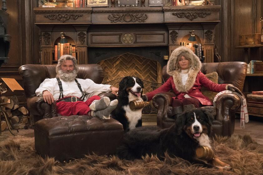 Kurt Russell, izquierda, y Goldie Hawn en una escena de la película navideña "The Christmas Chronicles: Part Two" que se estrena el viernes en Netflix. (Michael Gibson/Netflix via AP)
