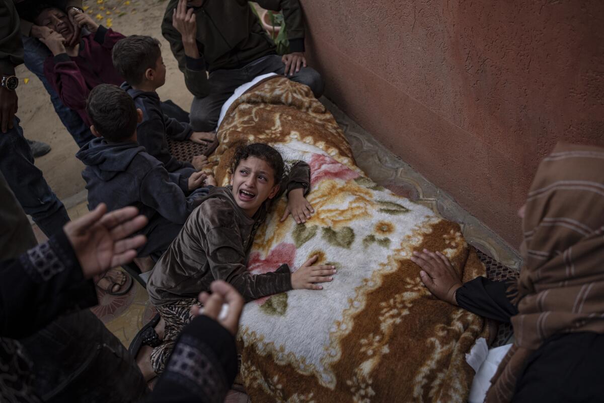 Palestinos lloran a sus familiares que murieron en un bombardeo israelí en la Franja de Gaza
