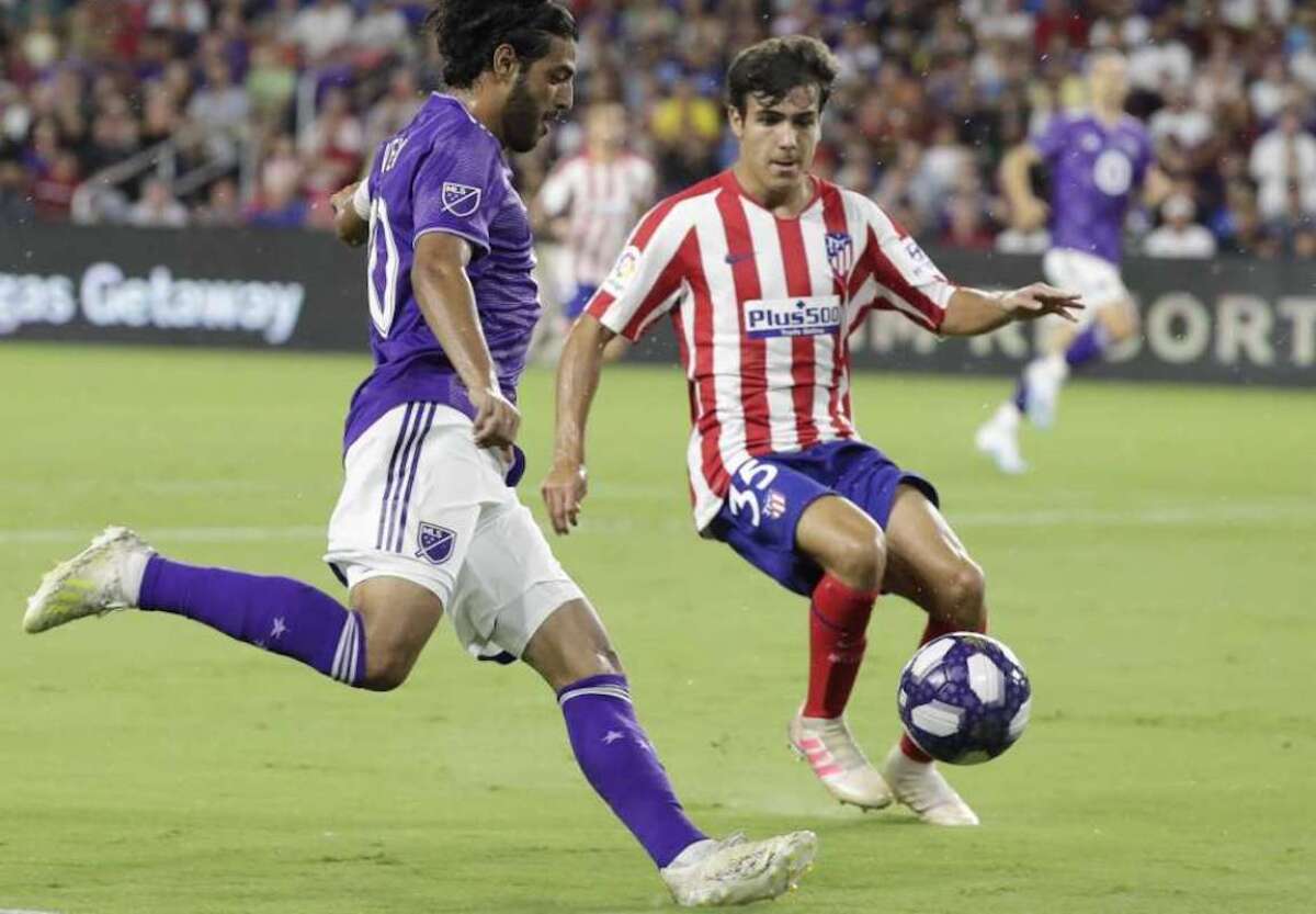El delantero mexicano de Los Angeles FC Carlos Vela (i) intenta un tiro ante el defensa del Atlético de Madrid, Manu Sánchez, en el Juego de las Estrellas de la MLS en Orlando, Florida.
