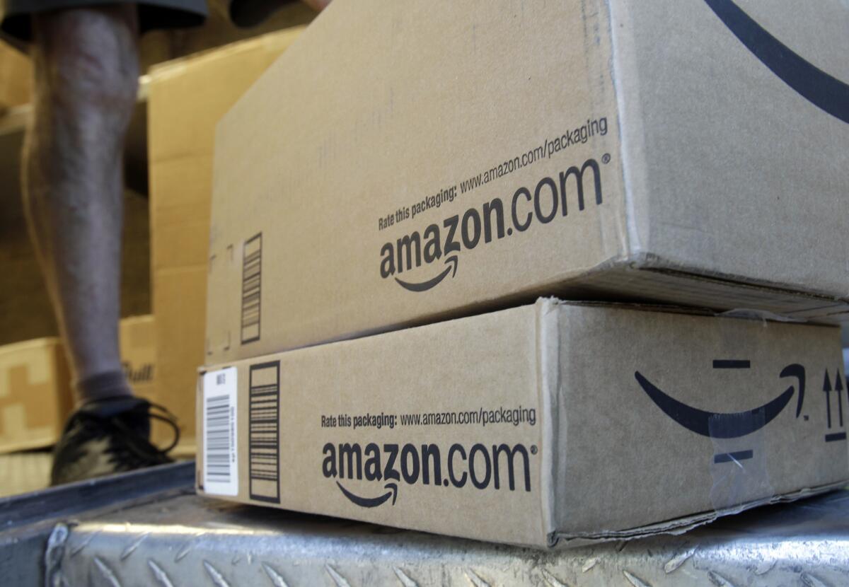 La empresa de mensajería UPS entrega paquetes de Amazon.com in Palo Alto, California, el 30 de junio de 2011. La empresa de comercio electrónico anunció su "Prime Day", un día lleno de descuentos y ofertas, el 15 de julio de 2015. (Foto AP/Paul Sakuma, Archivo)