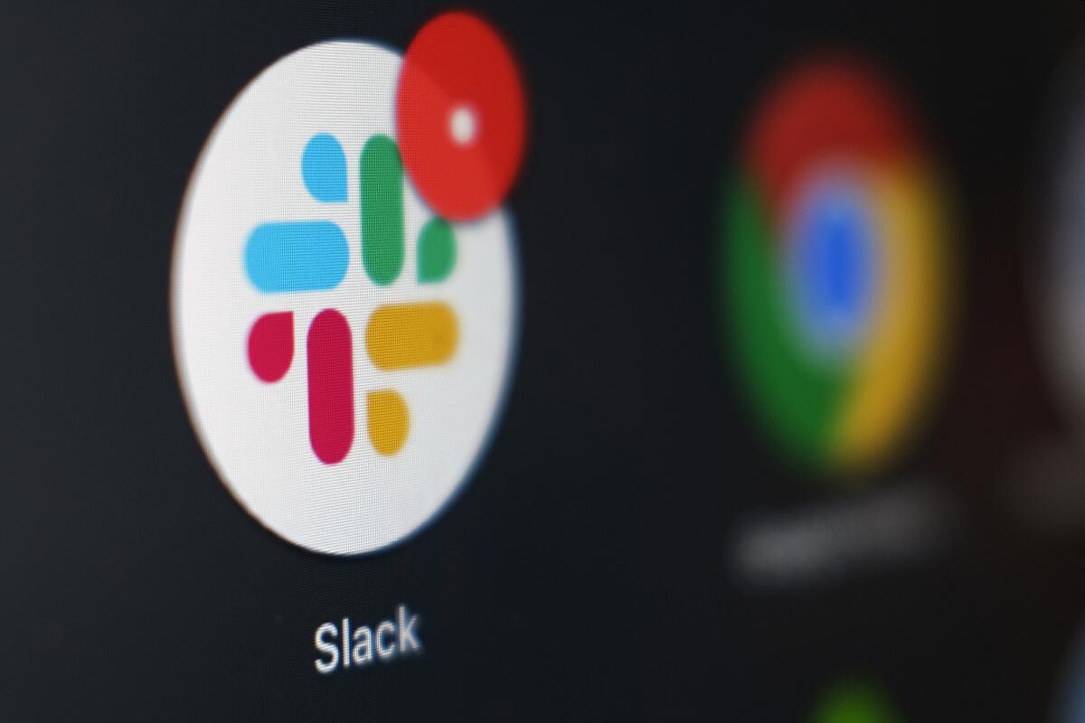 Foto tomada el 2 de diciembre del 2020 del app de Slack en una computadora en Tokio.