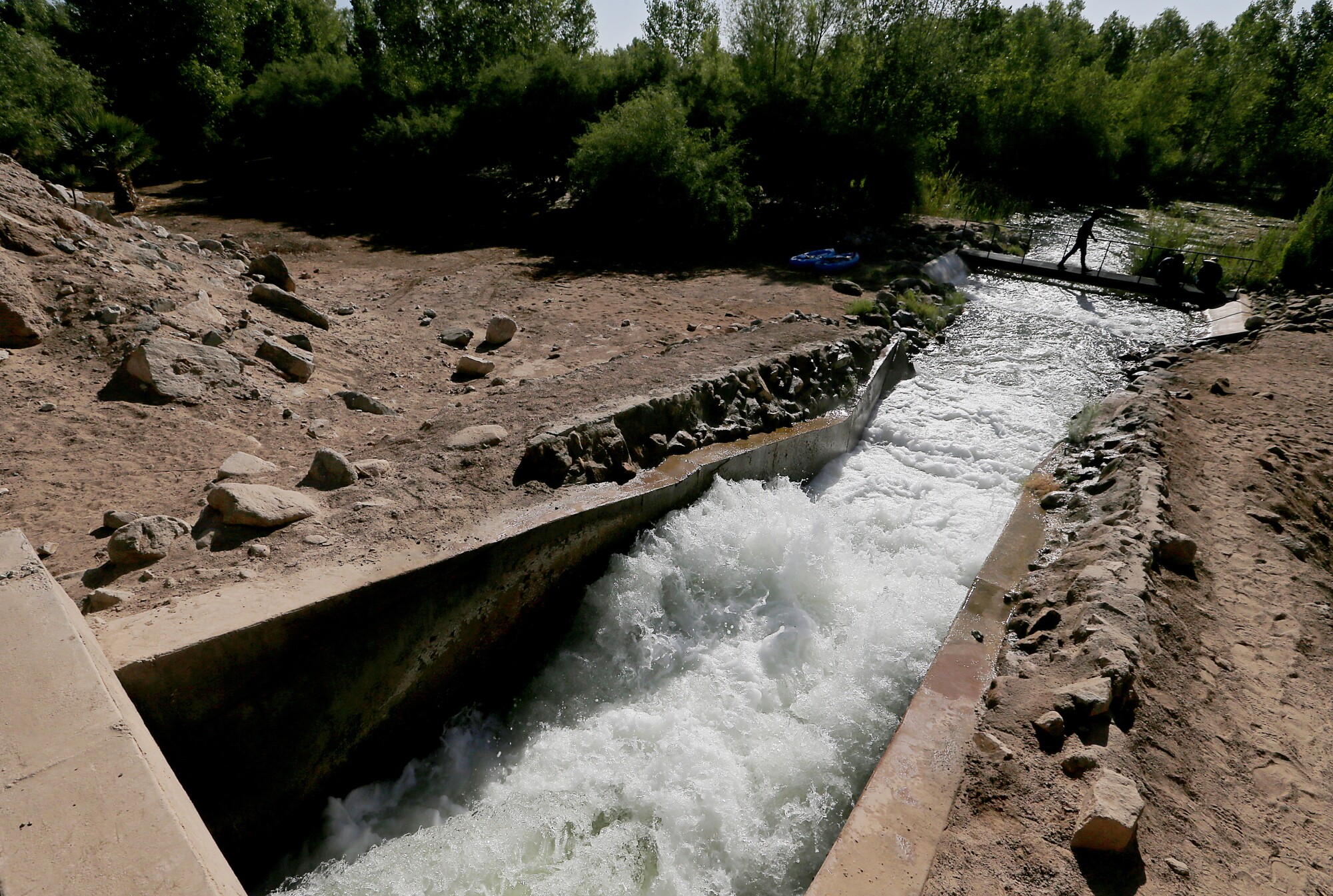 Nước được xả từ một con kênh vào một dải đồng bằng sông Colorado ở Mexico.