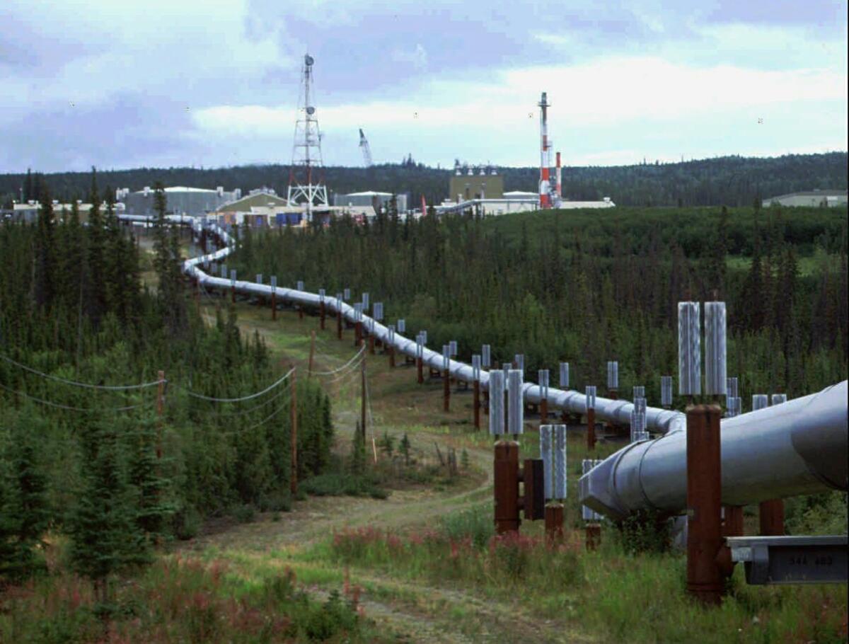 Fotografía de archivo sin fecha del oleoducto Trans-Alaska y estación de bombeo al norte de Fairbanks
