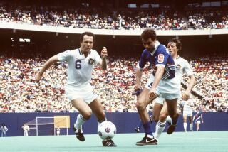 En foto del 1 de mayo de 1983, Franz Beckenbauer del Cosmos de Nueva York pelea por el balón en un encuentro de la NASL. (AP Foto)