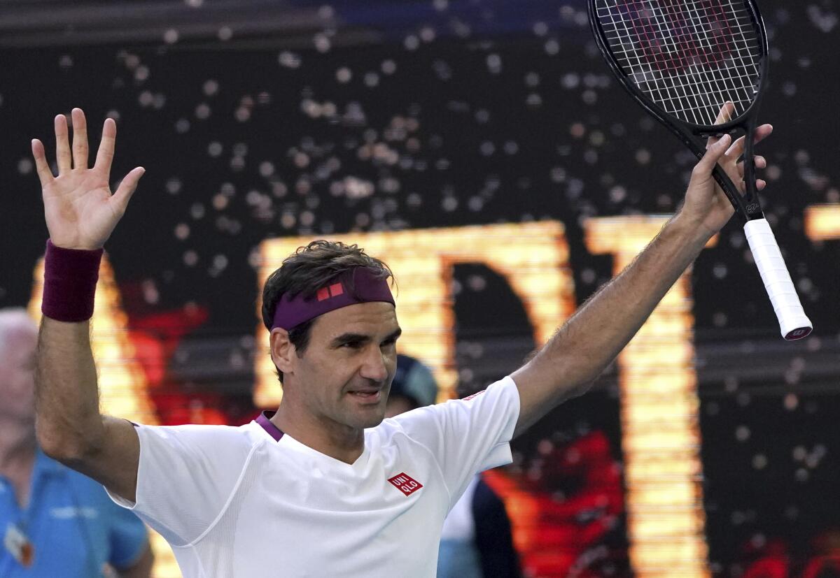 El suizo Roger Federer tras derrotar al estadounidense Tennys Sandgren, de Estados Unidos, en su partido de cuartos de final en el Abierto de Australia en Melbourne, Australia, el martes 28 de enero de 2020. (AP Foto/Lee Jin-man)