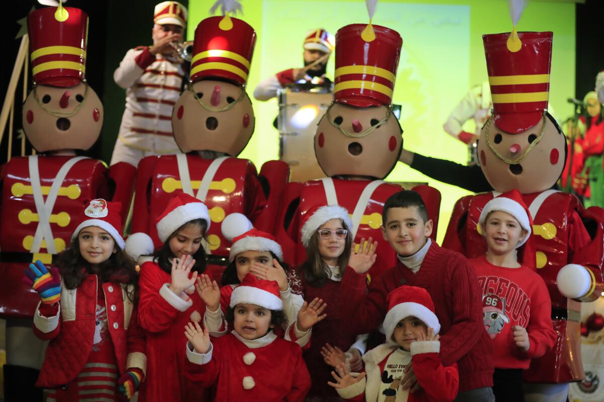Niños libaneses celebran una fiesta de Navidad en la escuela Saint-Joseph 