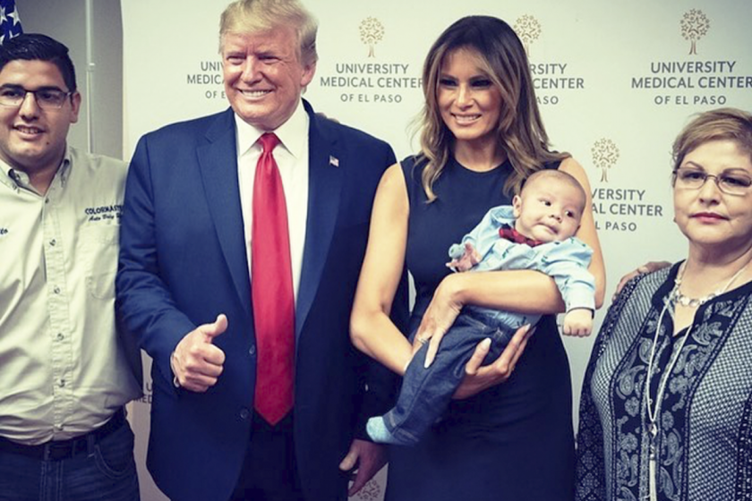 Donald Trump sonríe y su esposa, Melania, sosteniendo a un bebé que quedó huérfano tras el tiroteo en El Paso, Texas.