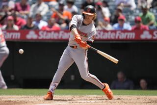 Gunnar Henderson, de los Orioles de Baltimore, batea un cuadrangular durante la tercera entrada del juego de béisbol en contra de los Angelinos de Los Ángeles, el miércoles 24 de abril de 2024, en Anaheim California. (AP Foto/Ashley Landis)