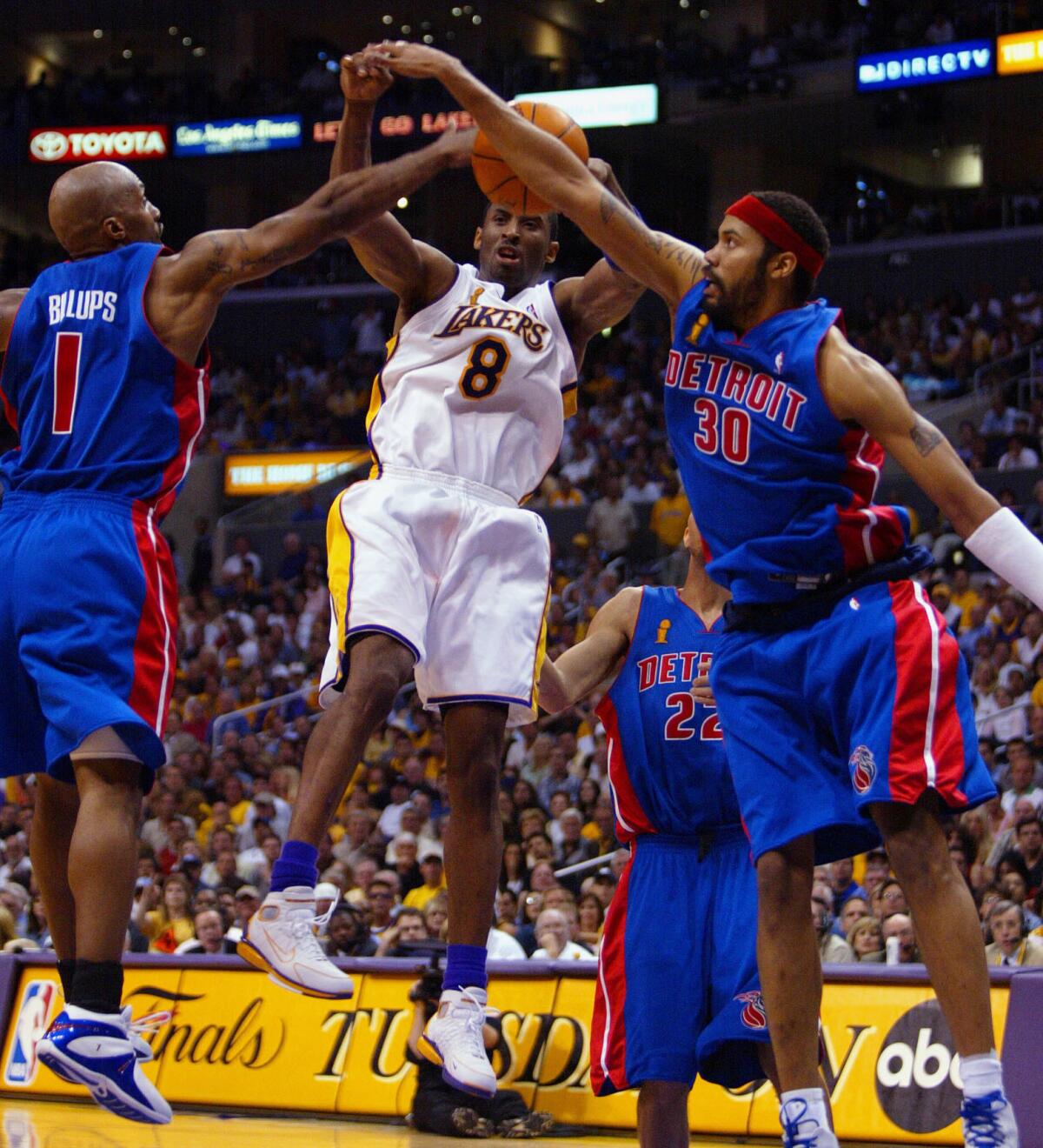 Kobe is tripleteamed by Detriot's defense. (Gina Ferazzi / Los Angeles Times)