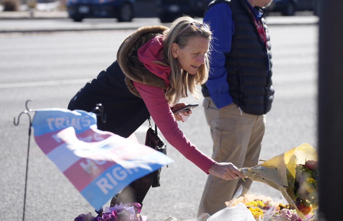 Renee Behr, de Colorado Springs, Colorado, coloca un ramo de flores cerca del bar gay donde se produjo una matanza