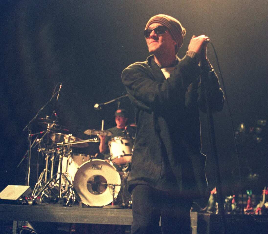 R.E.M.: Performing in 1995