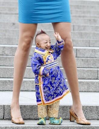 World's smallest man and woman with world's longest legs