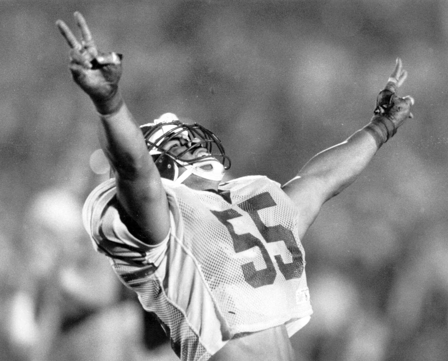 Former Chargers linebacker Junior Seau dies in apparent suicide