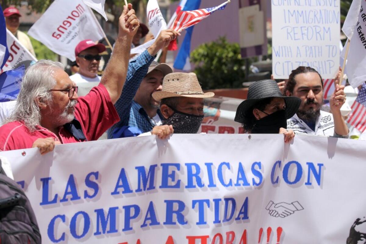 Activistas participan en una manifestación a favor de la inmigración en Pershing Square, en Los Ángeles, jueves 9 de junio.