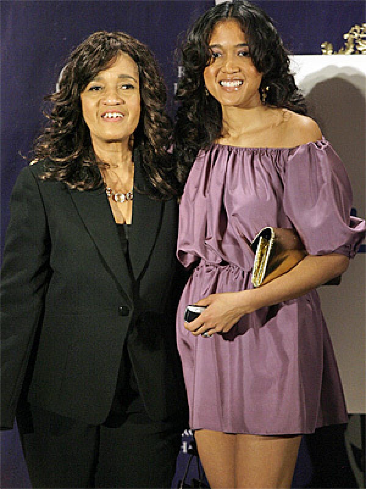 Estelle Bennett, left, appeared with her daughter, Toyin, in March 2007, when the Ronettes were inducted into the Rock & Roll Hall of Fame.