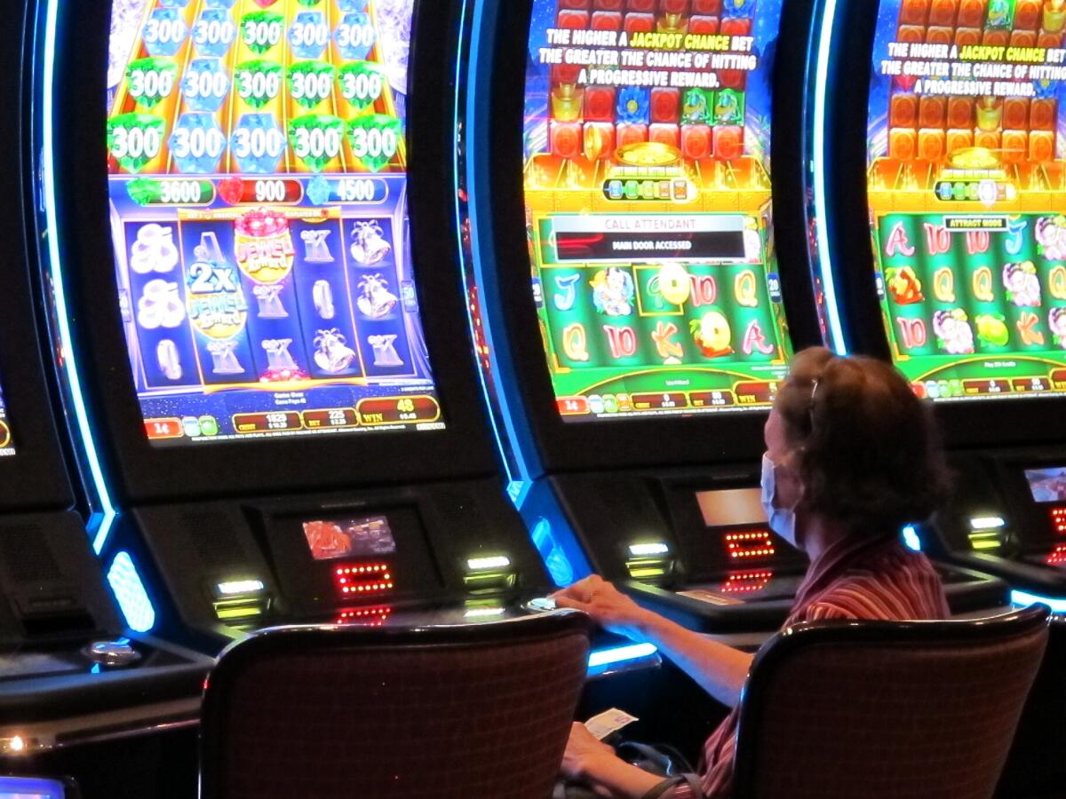 Una mujer juega en las tragamonedas del casino Golden Nugget, Atlantic City, Nueva Jersey, 