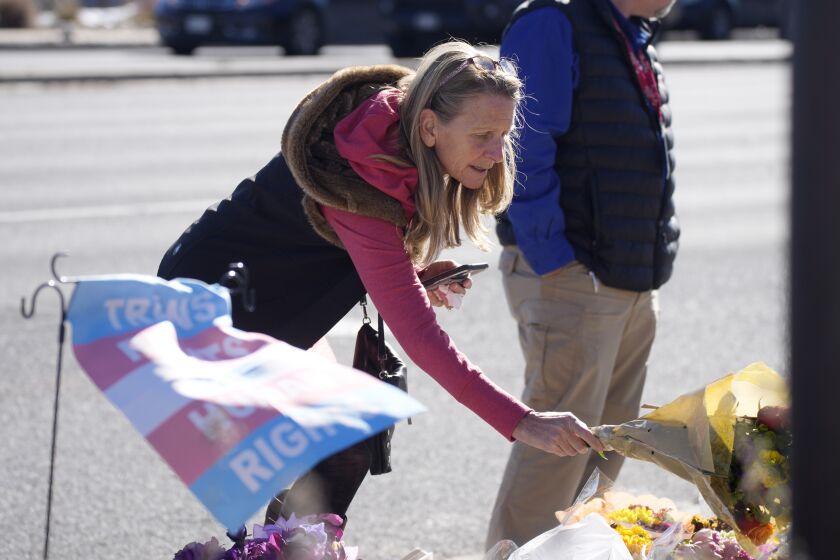 Renee Behr, de Colorado Springs, Colorado, coloca un ramo de flores cerca del bar gay donde se produjo una matanza, 21 de noviembre de 2022. (AP Foto/David Zalubowski)