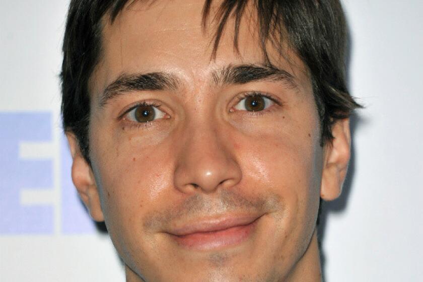 Actor Justin Long has withdrawn from the L.A. premiere of the play "Other Desert Cities" at the Mark Taper Forum.