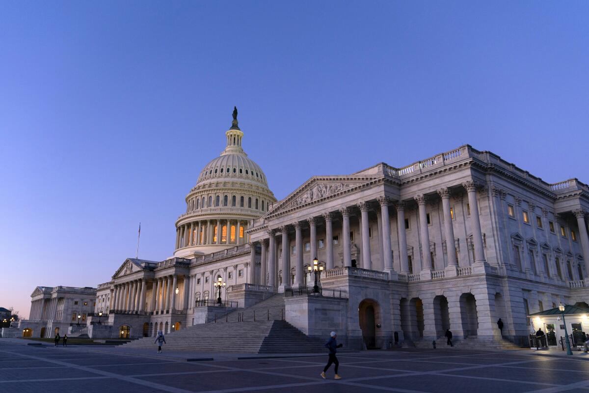 Vista del Capitolio al amanecer, Washington, miércoles 7 de febrero de 2024. 