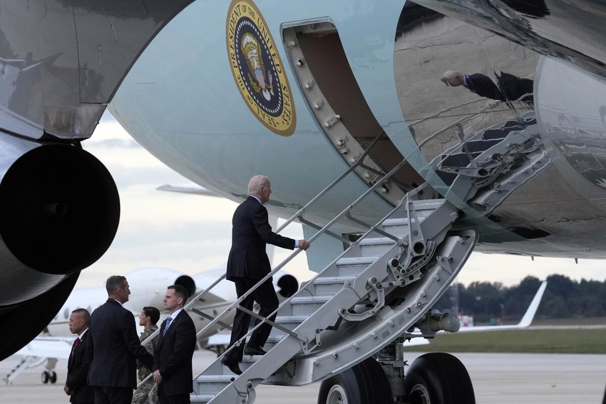 El presidente Joe Biden, directo a Israel, sube la escalerilla del Air Force One