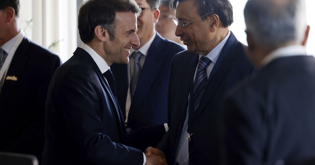 Macron promet de relancer l’économie française au milieu des manifestations