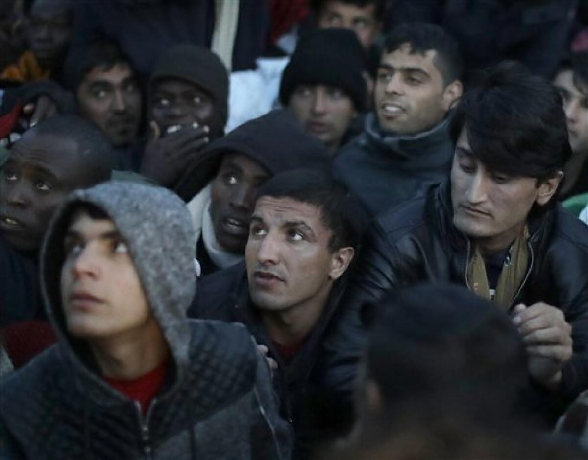 Las autoridades francesas dieron hoy por terminada la evacuación del campamento de inmigrantes de Calais, el mayor del país, mientras buena parte del mismo ardía.