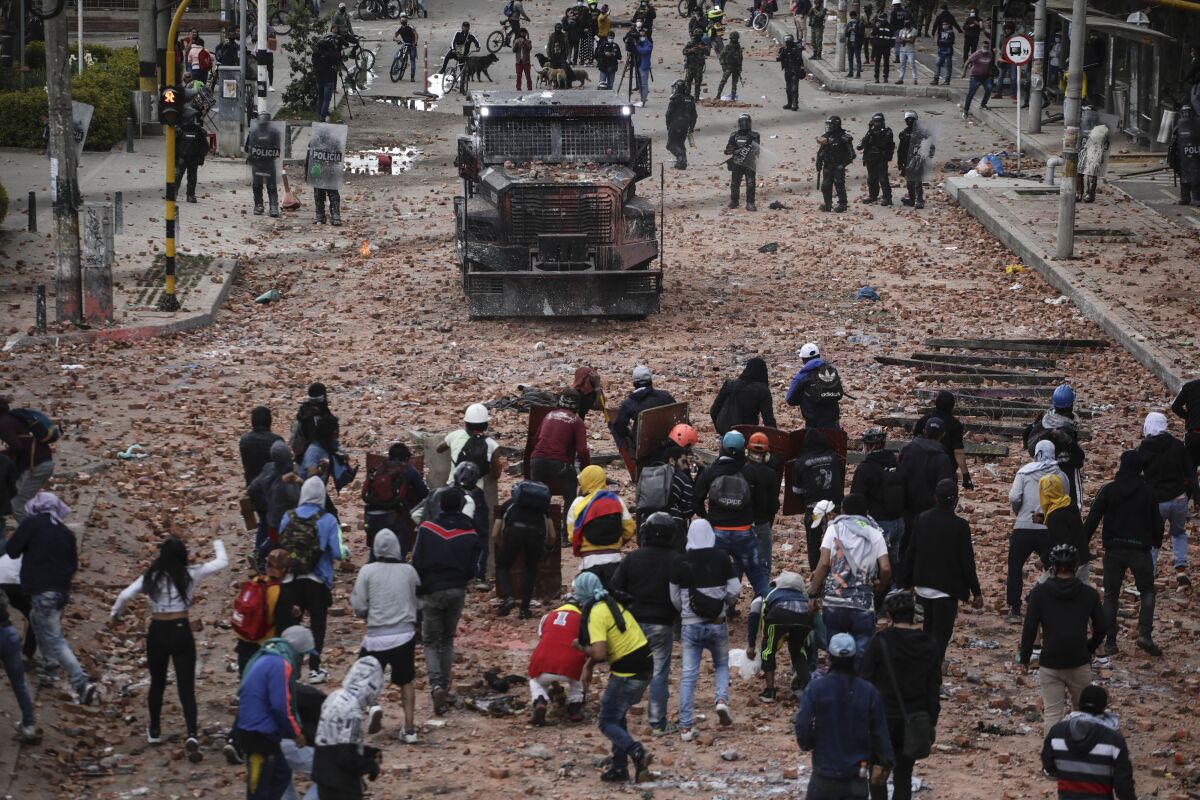 Manifestantes antigubernamentales chocan con la policía en las afueras de Bogotá, Colombia
