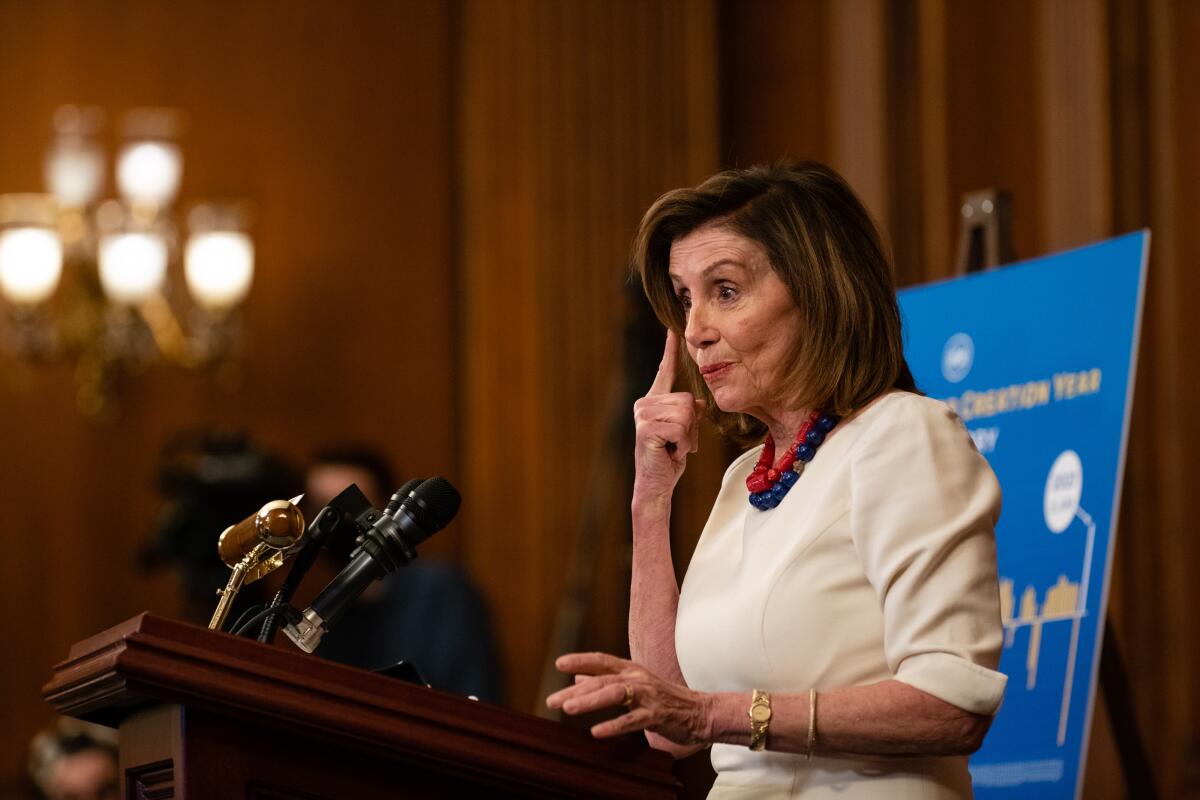 La líder demócrata Nancy Pelosi anuncia que se presentará a la reelección