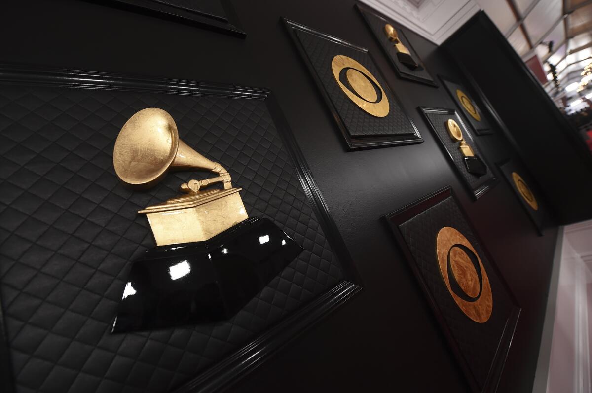 Un gramófono dorado en la alfombra roja de los premios Grammy en Los Angeles el 26 de enero de 2020. 