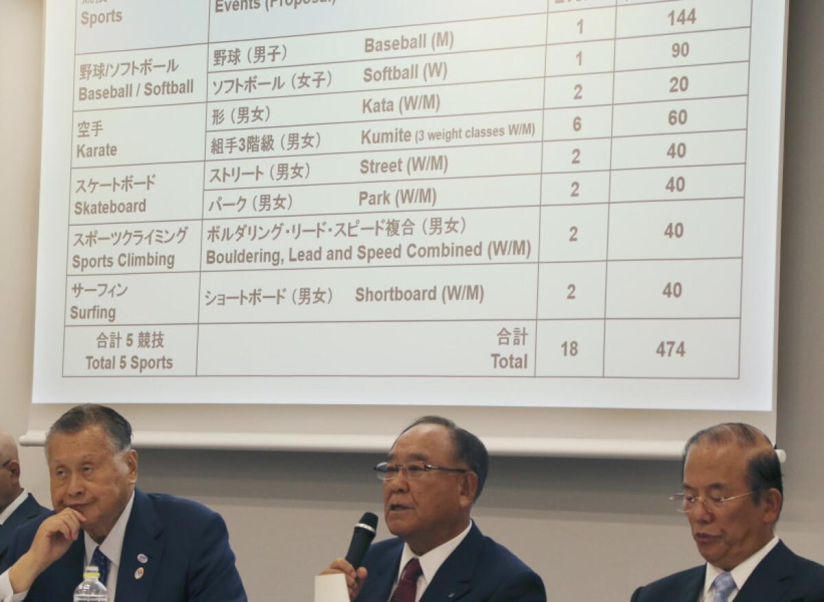 El presidente honorario de los Juegos Olímpicos del 2020, Fujio Mitarai, centro, anuncia los deportes adicionales que Japón propondrá al Comité Olípico Internacional, flanqueado por el presidente de Tokio 2020 Yoshiko Mori, izq., y el director general de Tokio 2020 Toshiro Muto, en una conferencia de prensa en Tokio el 28 de septiembe del 2015. (AP Foto/Koji Sasahara)