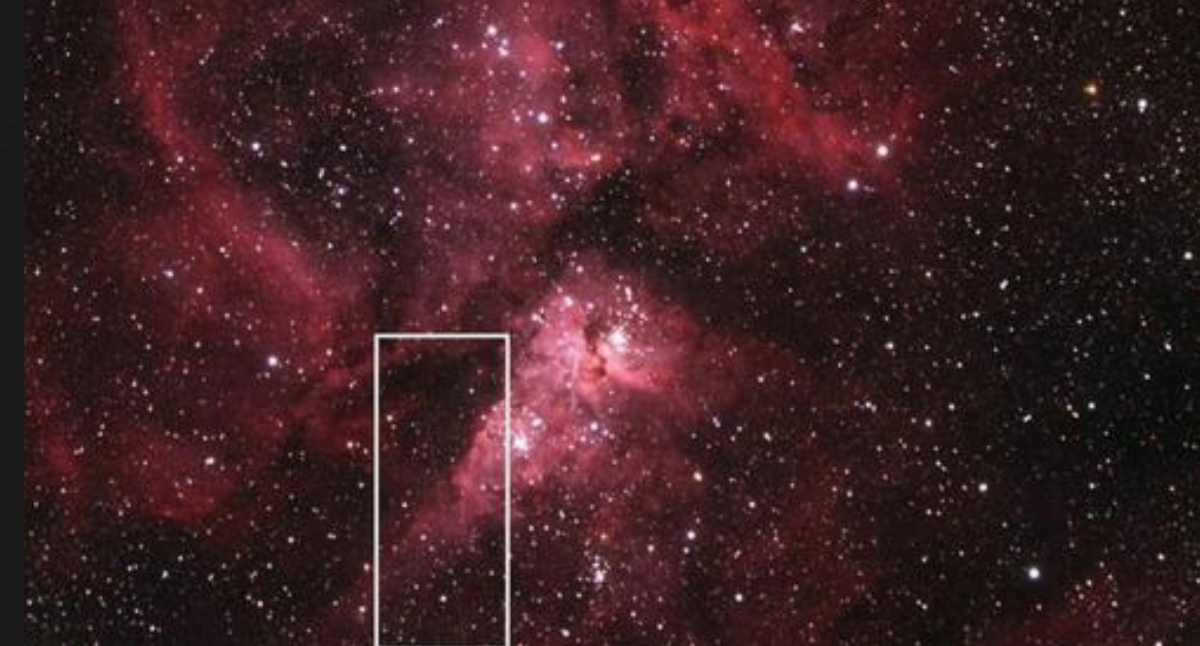 Fotografía sin fecha cedida por la NASA el martes 19 de febrero de 2013, donde se ve el asteroide 2012 DA14 y la nebulosa Eta Carinae, y destacado con una marco blanco la trayecoria del asteroide. EFE/NASA/MSFC /Aaron Kingery