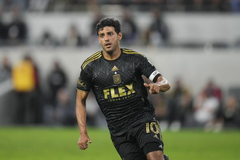 ARCHIVO - El mexicano Carlos Vela, delantero de Los Angeles FC, persigue un balón en un partido ante Real Salt Lake, el 1 de octubre de 2023 (AP Foto/Jae C. Hong, archivo)