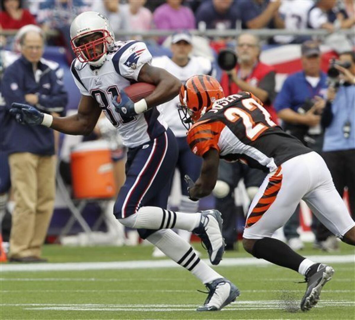 New England Patriots wide receiver Randy Moss (81) catches a pass