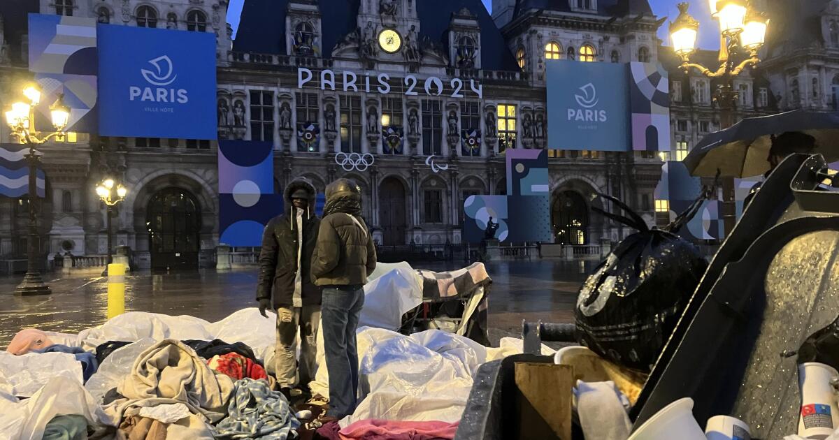 La police expulse les migrants de la place du centre de Paris avant les Jeux olympiques