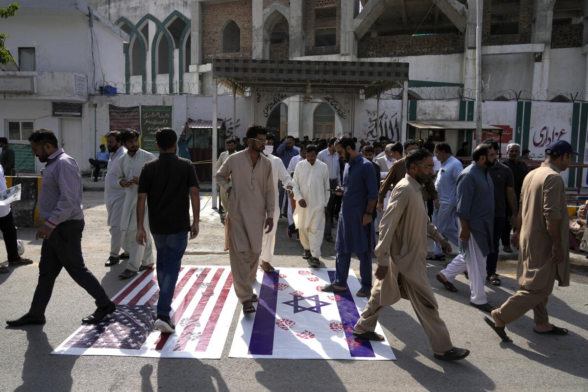 Musulmanes chiítas que salen de una mezquita después de las oraciones del viernes 