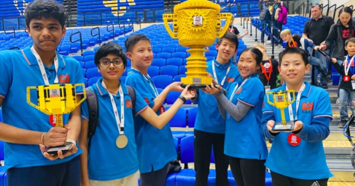 Lokale Studenten machten sich auf den Weg zum FIRST Lego League World Festival